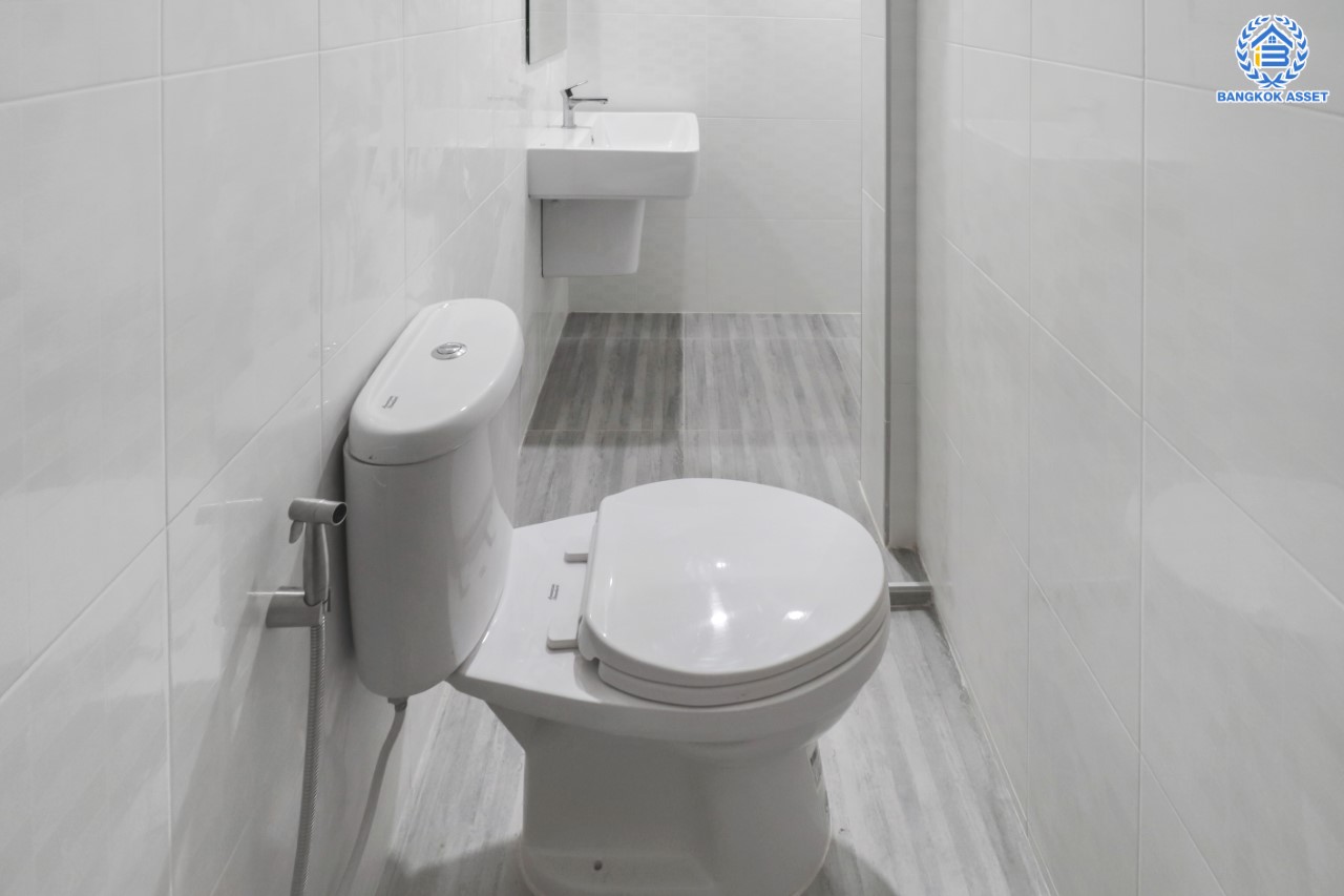 บ้านมือสองตกแต่งใหม่ ม.นนทรีเพลส พระราม5-นครอินทร์ ทาวน์โฮม 3 ชั้น เนื้อที่ 19.5 ตร.ว. ฟังก์ชัน 3 ห้องนอน 3 ห้องน้ำ 2 ที่จอดรถ พร้อม Living Room กว้างขวาง เดินทางสะดวก เข้า-ออกได้หลายเส้นทาง ทั้ง ถ.ราชพฤกษ์ และ ถ.ติวานนท์ ใกล้ทางด่วน "ศรีรัช" และรถไฟฟ้า "สถานีแยกติวานนท์"